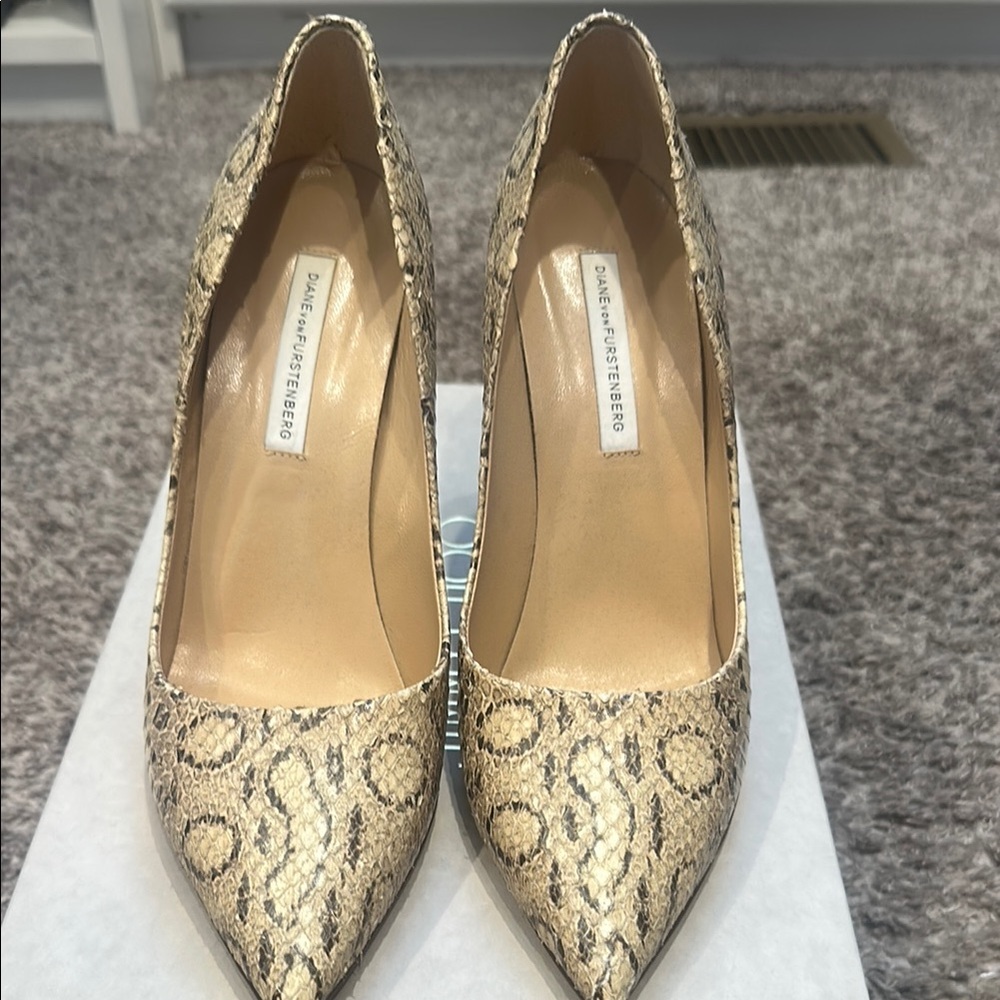 Diane Von Furstenberg Gold Heels with Elegant Design
